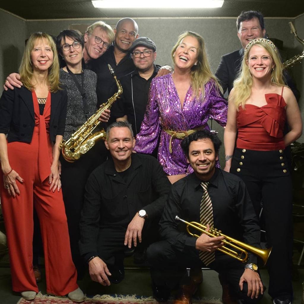 Groepsfoto 10 persoons salsa band